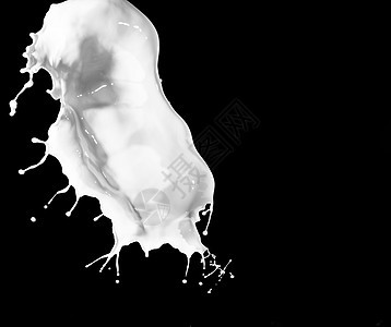 牛奶飞溅白色牛奶溅黑色背景上图片