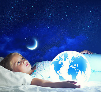 晚安女孩躺床上,手里着地球行星图片