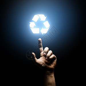 回收人的手用手指指向回收符号图片