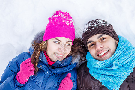 冬季公园快乐的轻夫妇冬季公园玩得开心图片