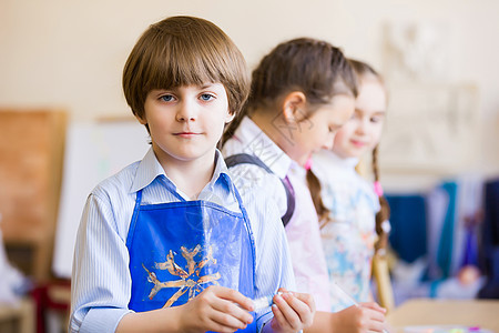 孩子们画画小孩子幼儿园画画玩耍图片