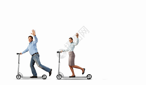 快乐的骑着滑板车快乐的轻家庭骑滑板车的形象图片