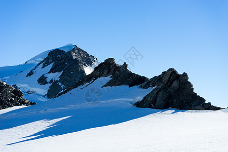 雪山自然的山景,雪晴朗的蓝天图片