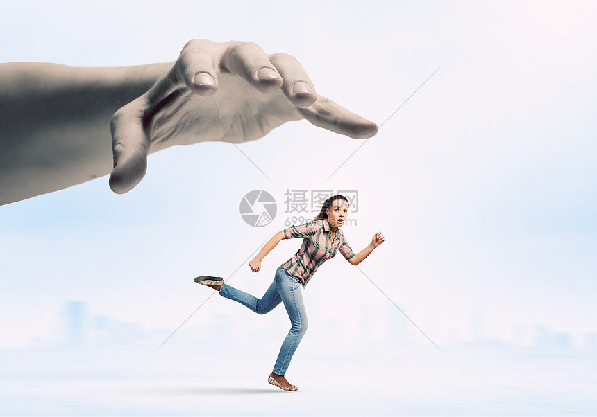 女人手中逃脱轻的女人随意地大手中逃跑
