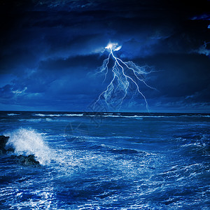 海上雷雨大浪闪电的夜晚暴风雨海的形象图片