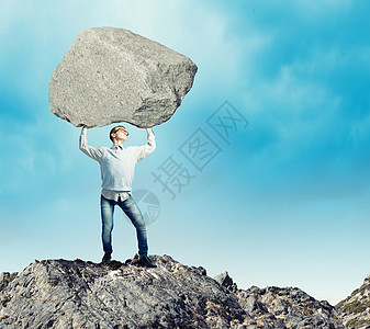 搬石头的家伙轻强壮的男人头顶着巨大的石头图片