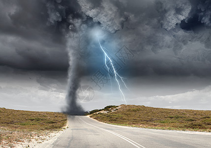 自然灾害强大的龙卷风闪电上方的乡村道路图片