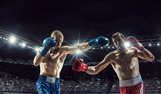 专业的盒子匹配两名专业拳击手舞台上聚光灯上战斗图片