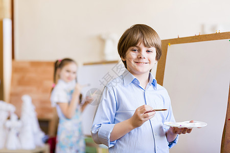 可爱的男孩画幼儿园小可爱男孩绘画图片的形象图片