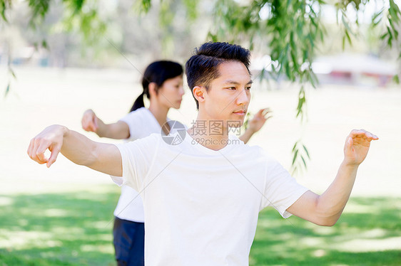 人们公园练泰拳人们夏天公园练泰拳图片