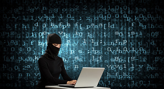 互联网安全穿深色衣服的黑客女人数字背景下用笔记本电脑图片