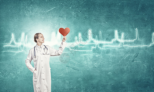 健康的心脏轻的女医生手里着红心图片