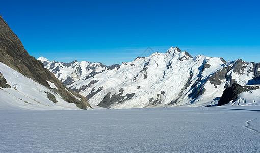 山峰山景雪,蓝天清澈图片