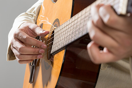 弹吉他的男人特写男手弹吉他图片