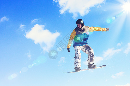 滑雪板跳跃滑雪板上的人天空中跳跃暑假图片