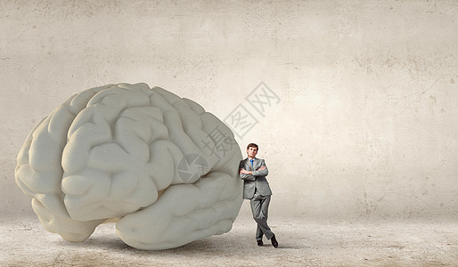 轻的商人依靠大大脑模型头脑的人图片