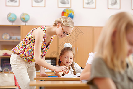 轻的女教师学校孩子工作图片