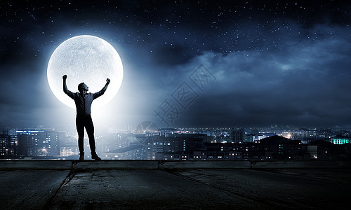 人满月晚上的轻人,背景满月图片