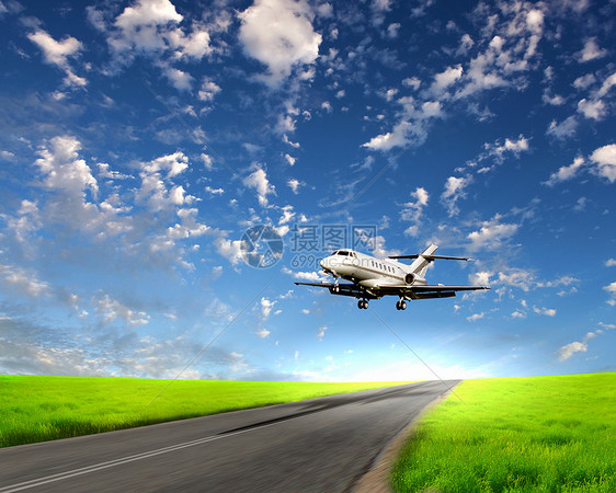 蓝色多云天空中飞机的图像图片