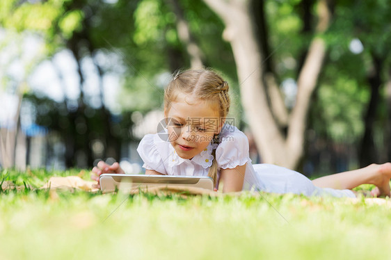 周末公园夏天公园读书的小可爱女孩图片