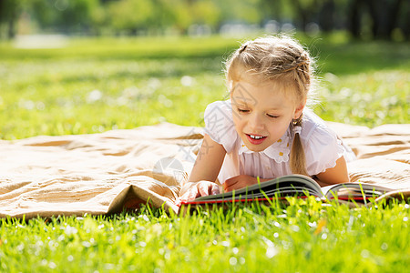 周末公园夏天公园读书的小可爱女孩背景图片