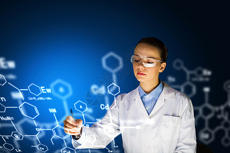 轻的研究员医学统绘图化学公式的轻女研究员图片