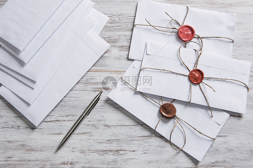 ‘~桌子上印章的信件旧的邮政与信封与蜡密封空白纸张木制表  ~’ 的图片