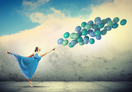 跳舞的蓝色连衣裙女人芭蕾舞着蓝色气球图片