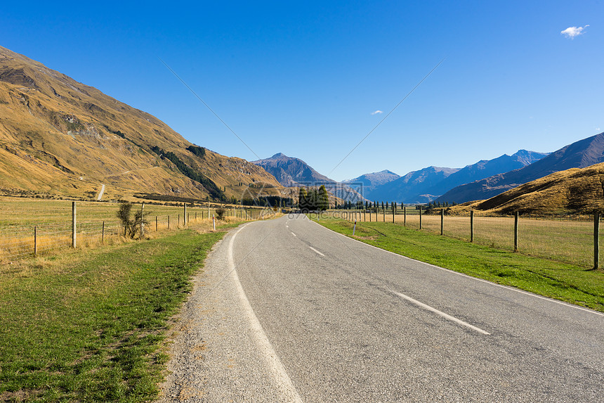 风景如画新西兰阿尔卑斯山道路的自然景观图片