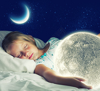 晚安女孩抱着月亮躺床上图片