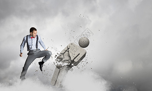 人撞了手坚定的商人用拳头砸碎石头的身影图片素材