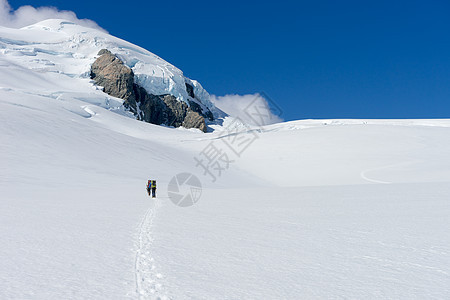 新西兰人们走新西兰山脉的雪地里图片