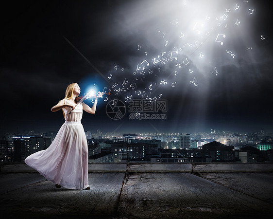 女小提琴手穿着白色连衣裙的轻女人晚上拉小提琴图片