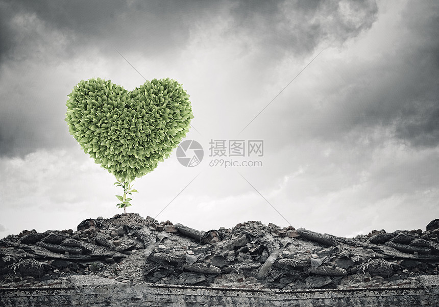 生态形象与绿色的心生长废墟上图片