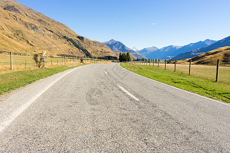 风景如画新西兰阿尔卑斯山道路的自然景观图片