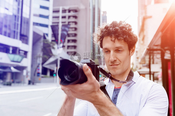 男摄影师拍照专业摄影师城市拍照图片