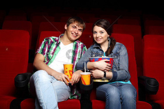 轻夫妇坐电影院看电影图片