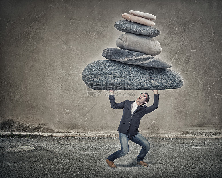 他足够强壮来这件事轻强壮的男人头顶着巨大的石头