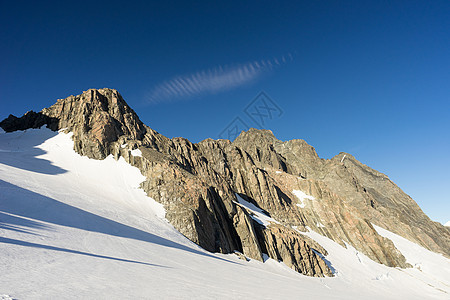 山峰山景雪,蓝天清澈图片