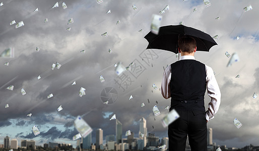 个商人带着雨伞站金钱雨下的形象背景