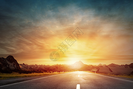 日出路上空沥青路太阳天际线升图片