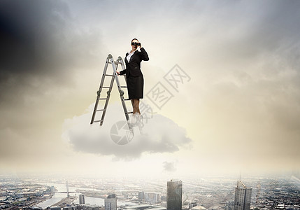 商业愿景女商人站梯子上用望远镜看的形象图片