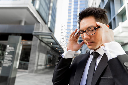 商人站街上,试图集中注意力需要集中精力高清图片下载-正版图片300199102-摄图网
