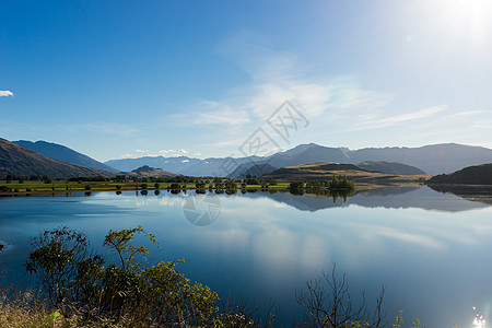 新西兰阿尔卑斯山湖泊的自然景观图片