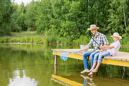父子钓鱼家庭聚的时刻父子坐桥上钓鱼背景