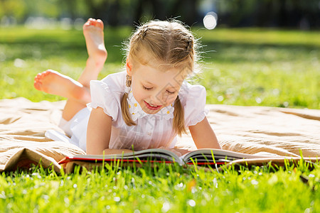 周末在公园读书的可爱女孩图片