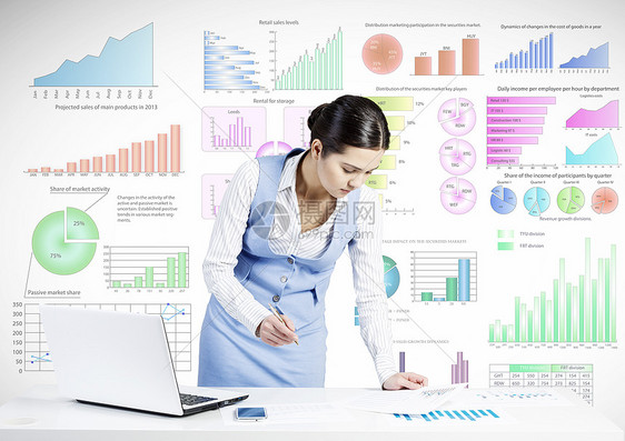市场分析报告女商人站桌子前,后台用钢笔信息笔写字图片