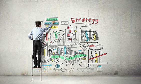 商业战略研讨会商人站梯子上的背,墙上画草图图片