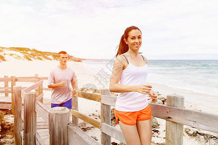 跑步者轻夫妇海滩上跑步跑步者轻夫妇海滩上跑步图片