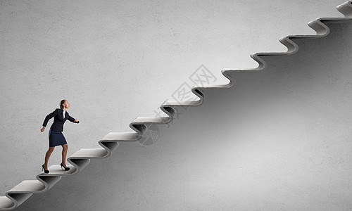 职业阶梯上跑步轻的女商人爬上楼梯,代表着成功的图片